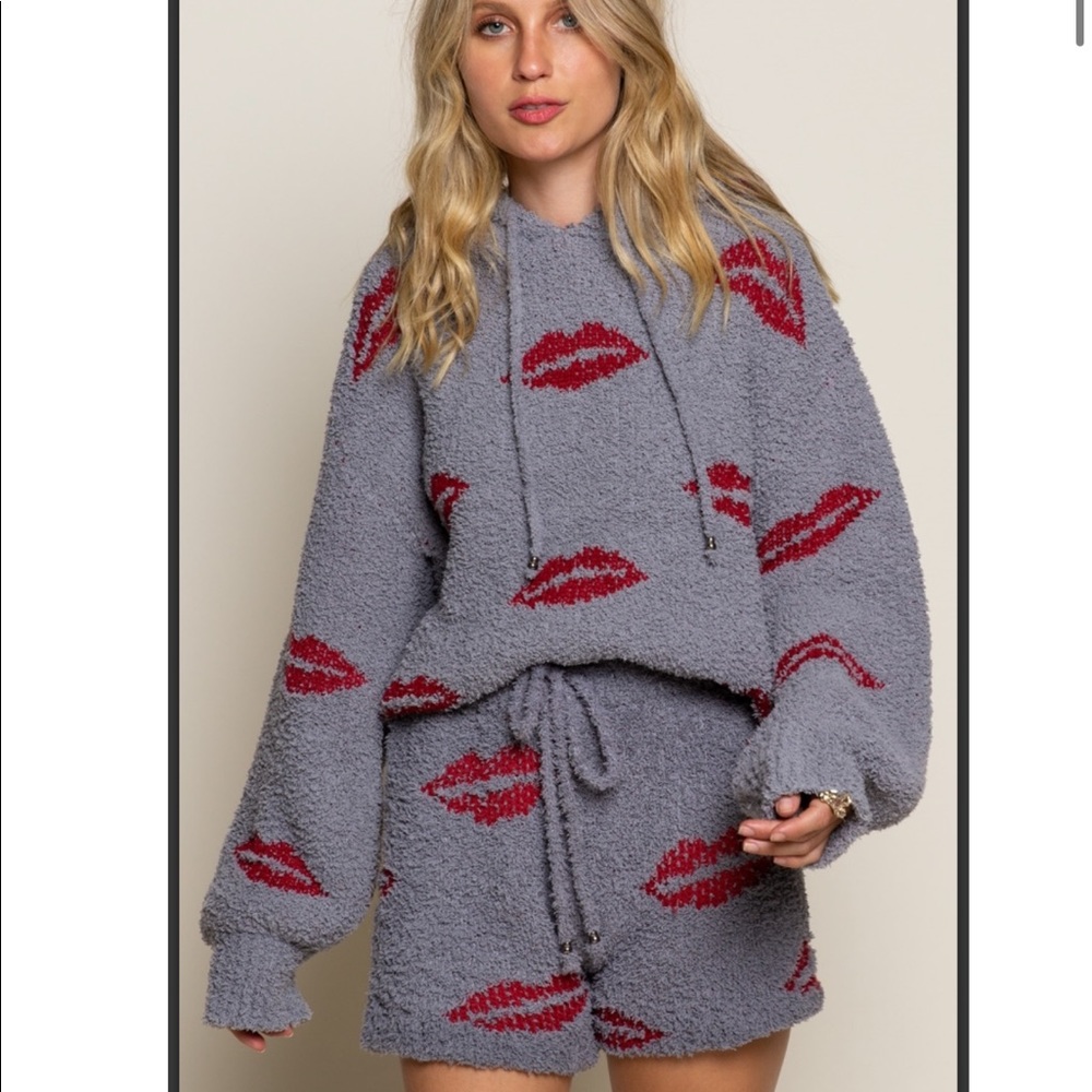 BERBER Cozy Lips Hooded Pullover - Picture 6 of 10